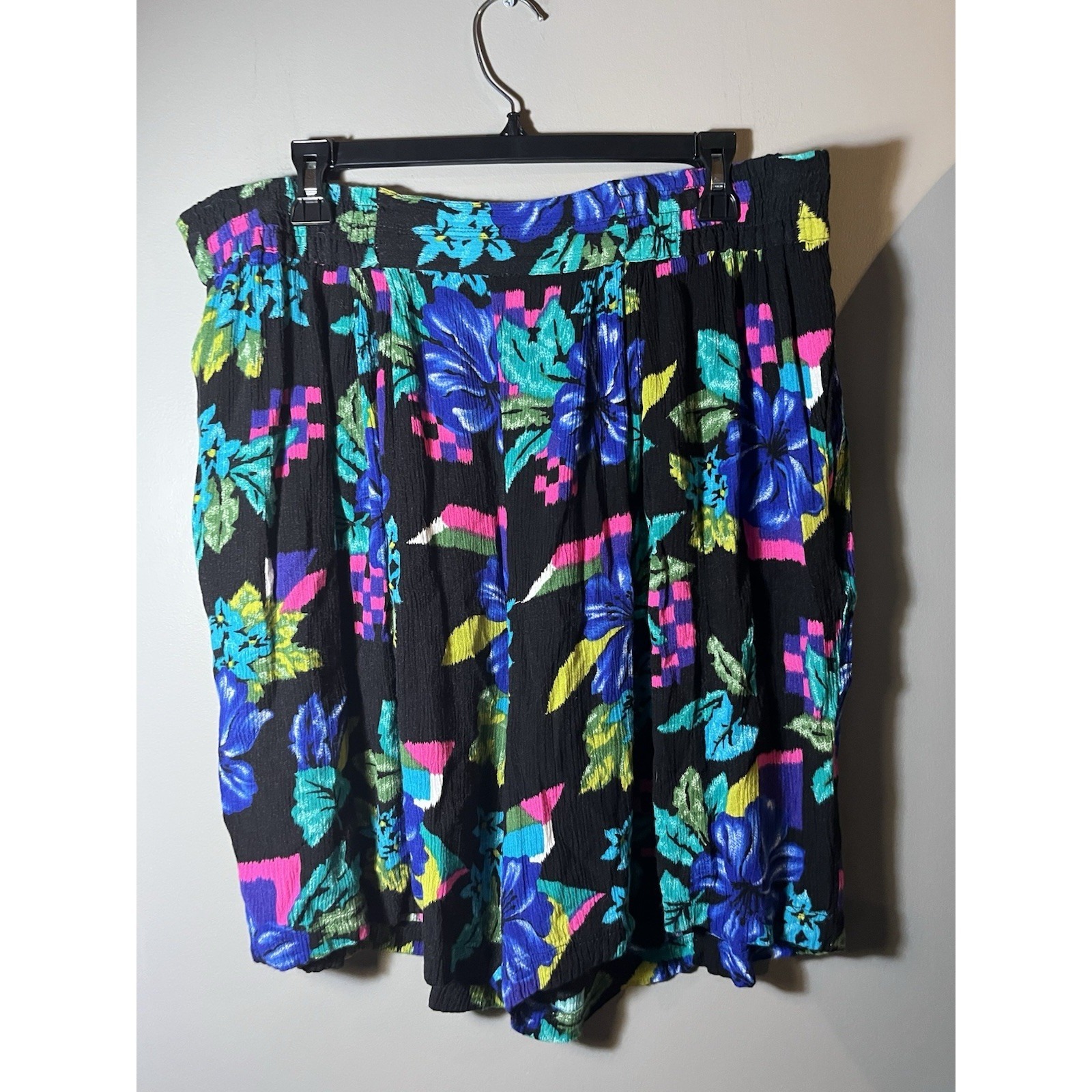 Womenâs Black Floral Jean Shorts
